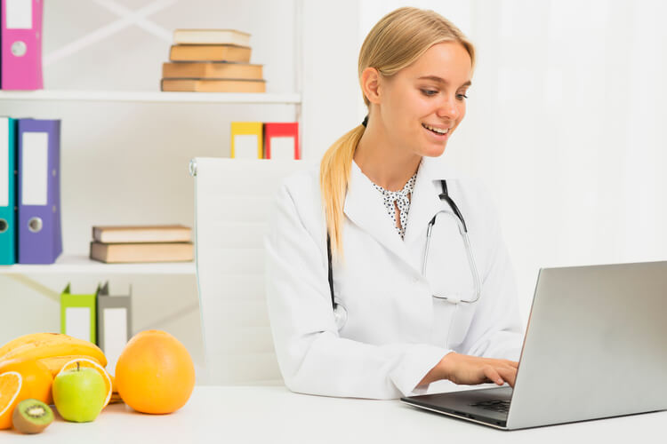 Médica nutricionista com laptop